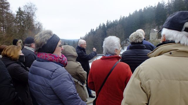 Das Bild zeigt die Besucher mit Bernd F. Henn beim Blick auf das "Tal des Todes".